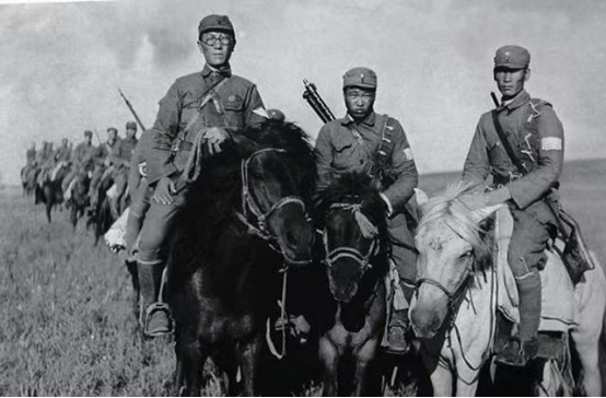 1947年土匪偷襲，我軍數名高階幹部犧牲，毛主席下令槍斃護衛員