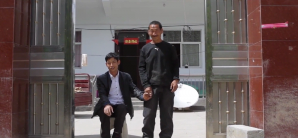 河南棄嬰雙腿殘疾,爬行30年,卻靠養殖場賺錢,為養父蓋新房 河南棄嬰雙腿殘疾,爬行30年,卻靠養殖場賺錢,為養父蓋新房