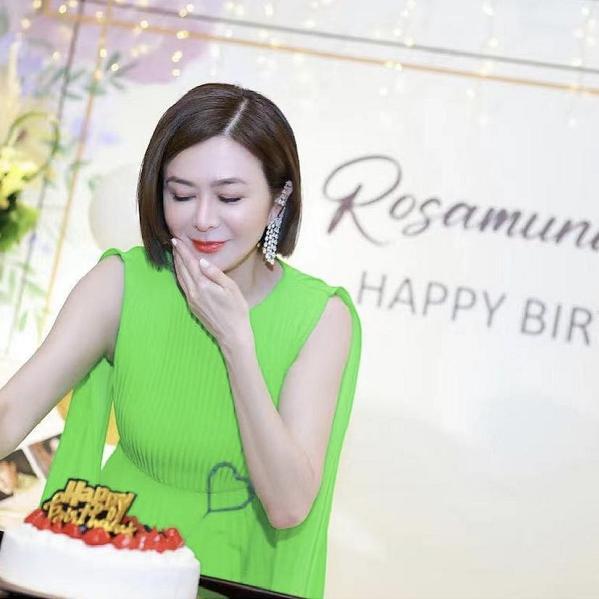 59歲關之琳慶生太隆重！戴鴿子蛋戒指高調炫富，穿針織裙變好富態