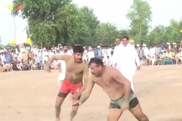 印度再現神奇比賽,選手大打出手互扇耳光,裁判和觀眾都被逗樂了 印度再現神奇比賽,選手大打出手互扇耳光,裁判和觀眾都被逗樂了