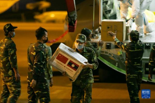 中國軍隊援助寮國軍方抗疫物資運抵永珍