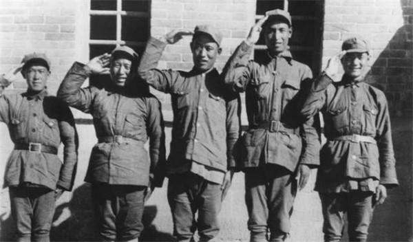 賀健：撒謊說去當鐵匠，當兵25年成司令，回家後被母親打了一巴掌