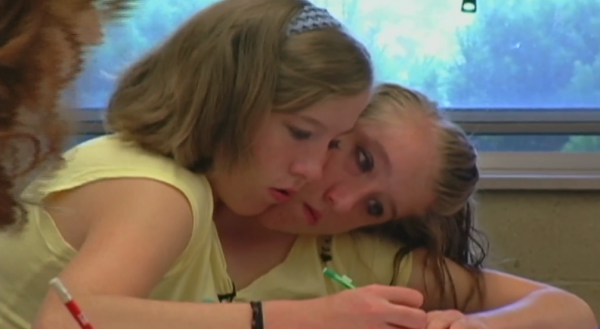 一個身體兩個頭，性格不同的連體姐妹花，該如何生活？