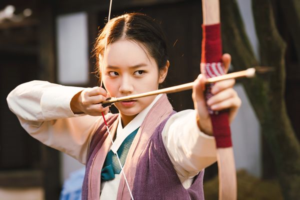 惠利《花開時想月》真的跌進水肥田 全身飄惡臭樂觀喊：心情真好