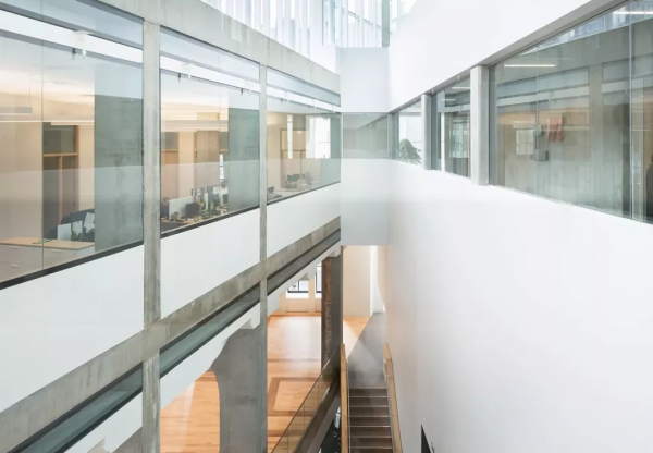 把百年建築「拆」得只剩一面牆