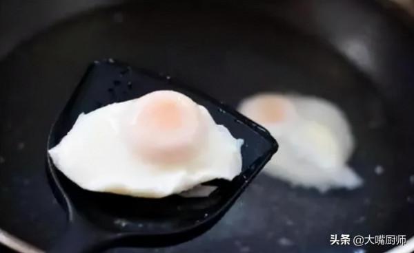 煮荷包蛋不能開水下鍋，難怪散花起沫！學會4個技巧，好看又好吃