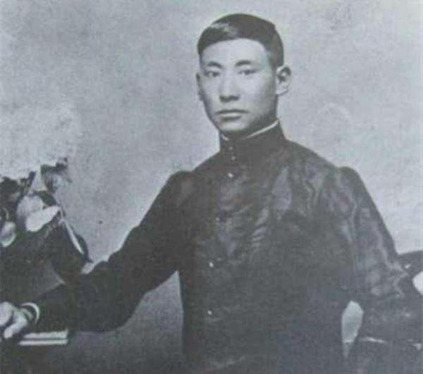 1950年，龍雲驚聞愛子被陳賡擊斃，悲憤交加，毛主席讓他回去看看