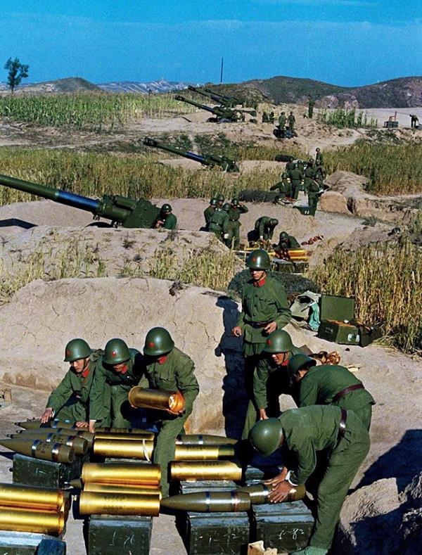 1981年鄧小平當選軍委主席，觀摩演習後，在主席臺發表歷史性講話