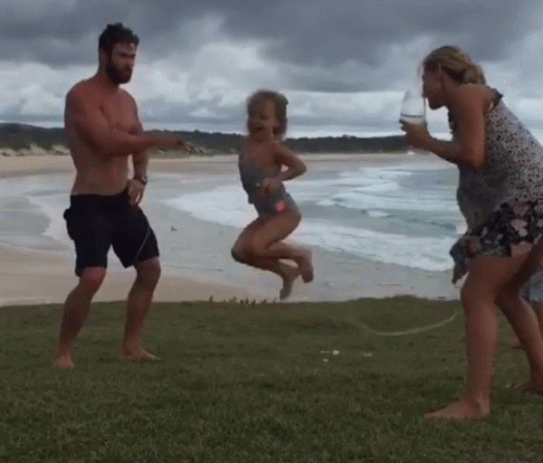 好萊塢模範夫妻：雷神愛上大7歲美女，摟著矮30公分嬌妻甜蜜11年