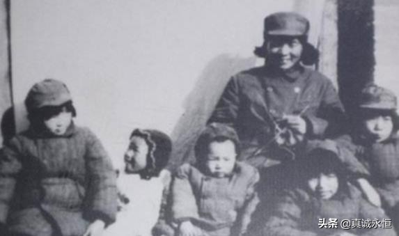 敵人用紅烙鐵燙覃超容的手指和臉部,兩頰被燒焦,英勇不屈的女士 敵人用紅烙鐵燙覃超容的手指和臉部,兩頰被燒焦,英勇不屈的女士