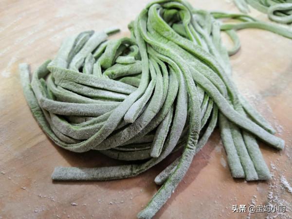 立冬將至，孩子早餐不馬虎，吃碗熱湯麵溫補禦寒，長個身體壯