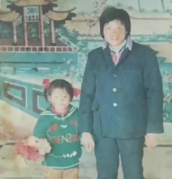 為尋找被拐賣27年的弟弟，她挖開了父母的墳墓，結局感人至深