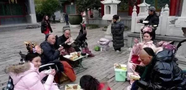 明星在片場吃飯的樣子,潘長江的接地氣,吳彥祖的最帥氣 明星在片場吃飯的樣子,潘長江的接地氣,吳彥祖的最帥氣