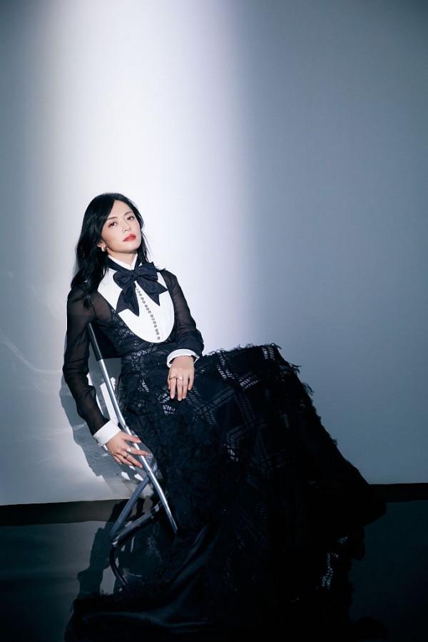 姚晨黑裙亮相大學生電影節颯爽十足 光影間垂眸凝視詮釋優雅風範 姚晨黑裙亮相大學生電影節颯爽十足 光影間垂眸凝視詮釋優雅風範