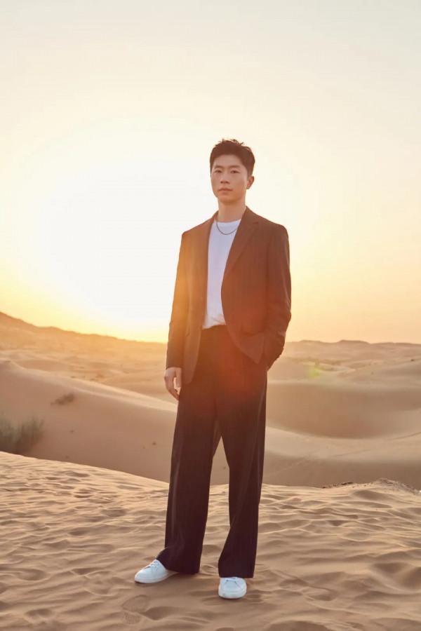 原來馬龍這麼會穿,拼接襯衫造型像潮流博主,拍時尚大片也很有範 原來馬龍這麼會穿,拼接襯衫造型像潮流博主,拍時尚大片也很有範