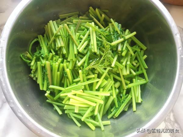 胡蘿蔔葉很多人扔掉了！這樣蒸一蒸就上桌，蘸料吃真香，別不懂