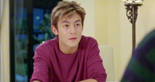 陳冠希為妻女拍照,意外曝光秦舒培素顏狀態,面板暗黃頸紋好明顯 陳冠希為妻女拍照,意外曝光秦舒培素顏狀態,面板暗黃頸紋好明顯