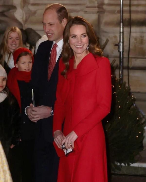 凱特王妃主持聖誕頌歌,獲婆家孃家鼎力支援,讓不和謠言隨風破 凱特王妃主持聖誕頌歌,獲婆家孃家鼎力支援,讓不和謠言隨風破