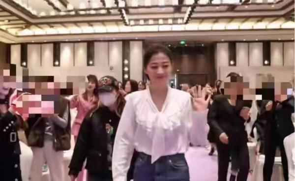 46歲梅婷現身超大範！眾人堵門口受歡迎，高馬尾白襯衫美成小姐姐