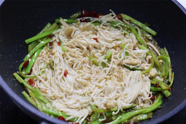 在家炒金針菇,記得多加1步,鮮味一下出來了,金針菇更香更好吃 在家炒金針菇,記得多加1步,鮮味一下出來了,金針菇更香更好吃