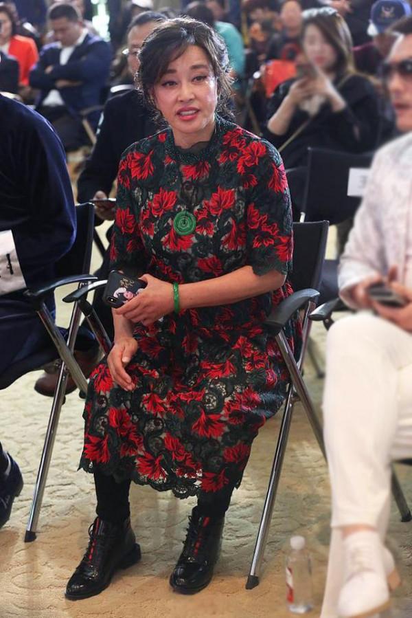 劉曉慶穿黑底紅色印花裙亮相，濃妝下的皺紋已經藏不住了