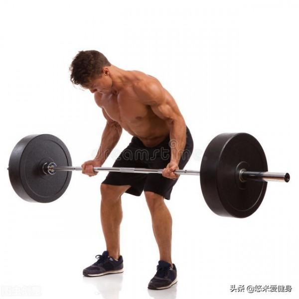 引體向上硬拉8個，已經屬於高手級別，背部和手臂肌肉力量強大