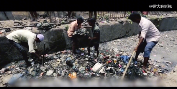 印度掏糞工:徒手幹活又髒又危險,每隔5天就會有人身亡!紀錄片 印度掏糞工:徒手幹活又髒又危險,每隔5天就會有人身亡!紀錄片