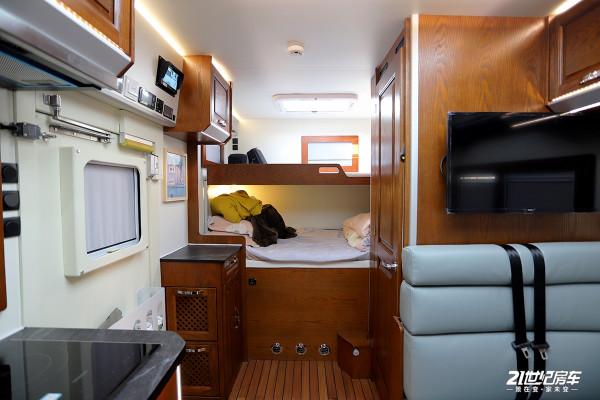 實力比肩進口MAN，實拍國內重卡傑出代表之羅曼威爾德越野房車