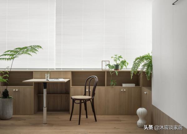 客廳不裝電視機也就算了，她家竟然放了一張“床”，空間自由隨性