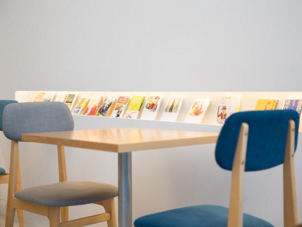 咖啡與書｜比起暢銷的書，更想放“有熱量的書”的Hama House