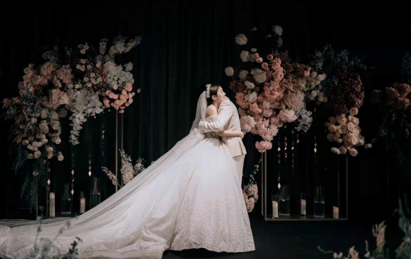 前東方衛視主持人官宣結婚！新娘穿夢幻婚紗露香肩，戚薇送祝福