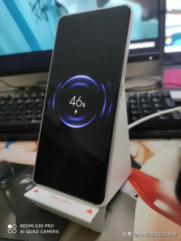 小米12的售價3699起，網友認為槽點：怎麼覺得無線充電很雞肋呢？