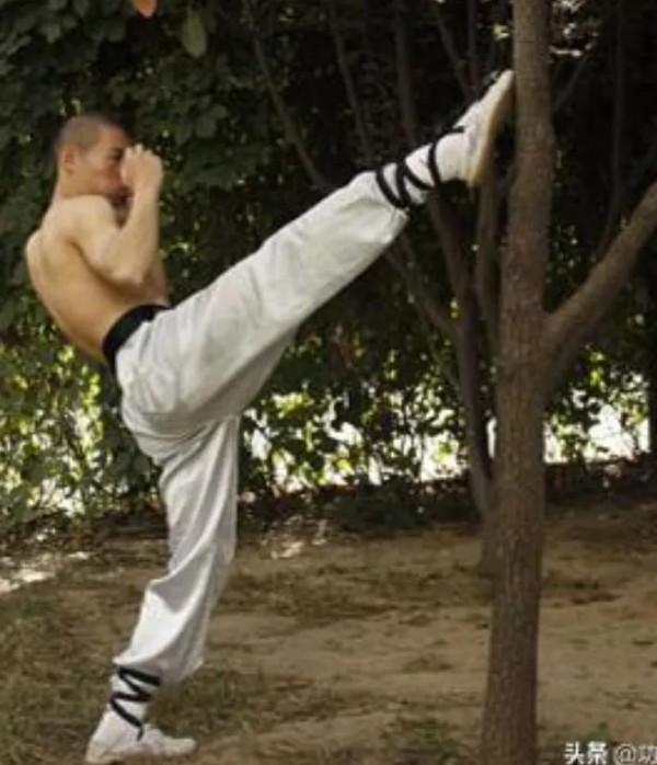 大家一哄而上，當場把他打死了