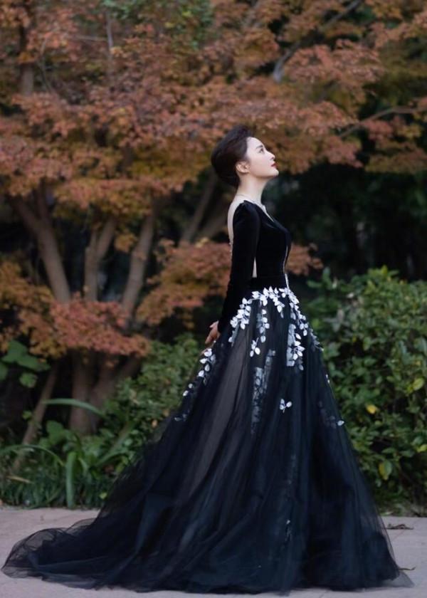 46歲蔣勤勤還這麼敢穿,黑裙領口開到腹部,打扮貴氣真有豪門範 46歲蔣勤勤還這麼敢穿,黑裙領口開到腹部,打扮貴氣真有豪門範