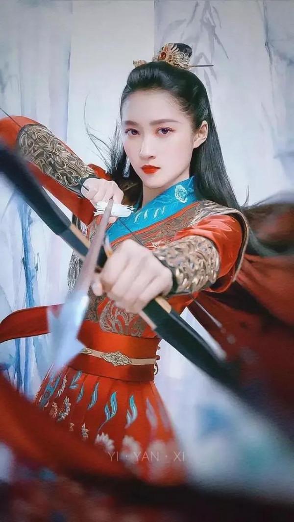 穿上古裝片，關曉彤美翻了