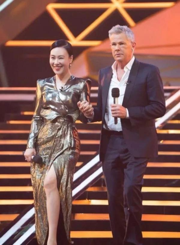 66年的鄔君梅這回造型太成功,穿抹胸連衣裙,驚豔了紅毯 66年的鄔君梅這回造型太成功,穿抹胸連衣裙,驚豔了紅毯