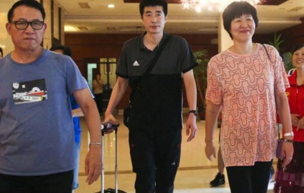 郎平退休後狀態真好,穿T恤還圍條花絲巾很精神,氣質越來越溫柔 郎平退休後狀態真好,穿T恤還圍條花絲巾很精神,氣質越來越溫柔