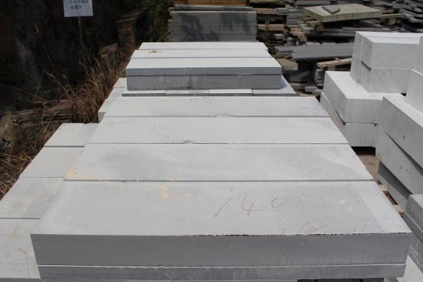 青石作為砂岩的一員，有哪些特點？