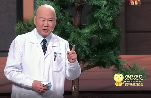 央視春晚笑點多：賈玲衣服能掃福，沈騰撞臉湯姆貓，鄧超放飛自我