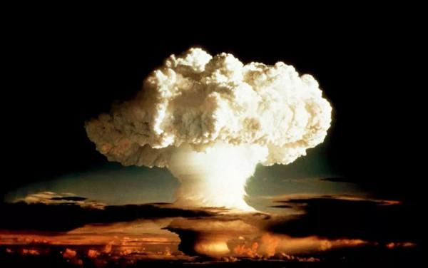 美式戰爭慘案：致命“鋼雨”從天而降，上千活人被釘成篩子