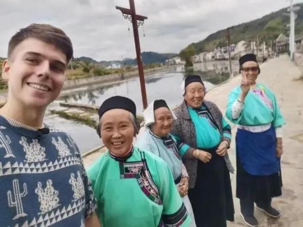 德國小夥在中國吃第一頓美食後，改名叫“包子”了……