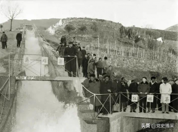 新中國恢復聯合國合法席位後，毛澤東明確指示喬冠華：要算賬，算美國日本的賬