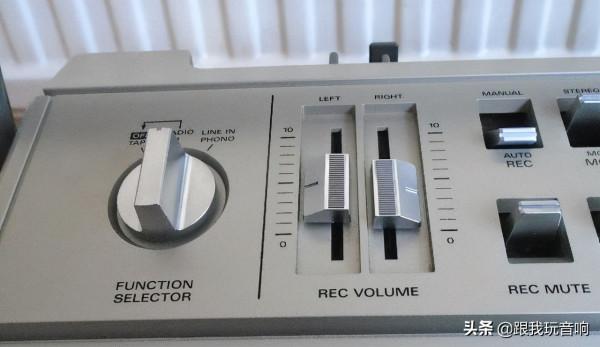 介紹一款漂亮且高品質的日立Hitachi 行動式音響TRK-8190收錄機 介紹一款漂亮且高品質的日立Hitachi 行動式音響TRK-8190收錄機