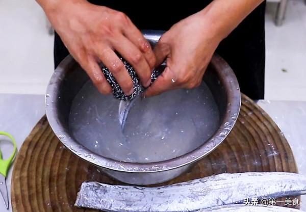 帶魚怎麼做才好吃，廚師長分享飯店秘製做法，鮮香入味，醬香濃郁