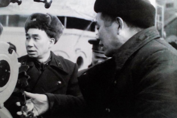 1953年，開國少將攜妻回鄉祭祖，卻發現童養媳等了自己一輩子