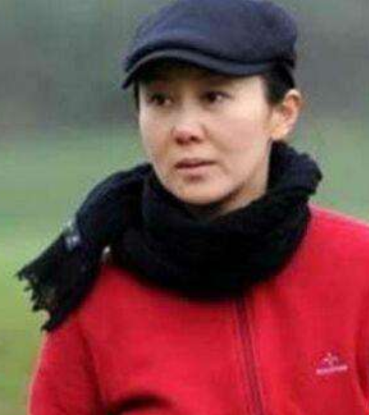 嫁給名導的5位“嬌妻”：陳婷18歲就生子，徐帆54歲至今不生孩子