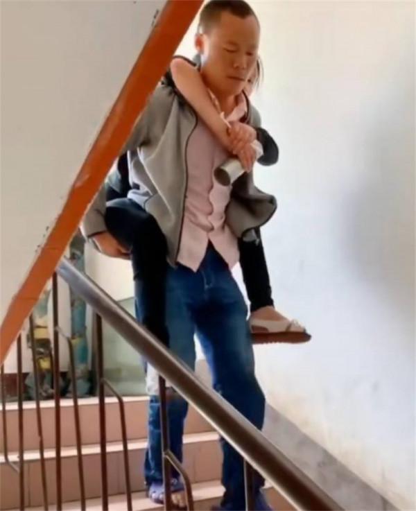 13年前她翻牆追男友成癱瘓，男友為娶她眾叛親離，網友：真男人