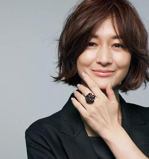 這才是“黑白配”的穿搭精髓！52歲的富岡佳子，贏得體面優雅