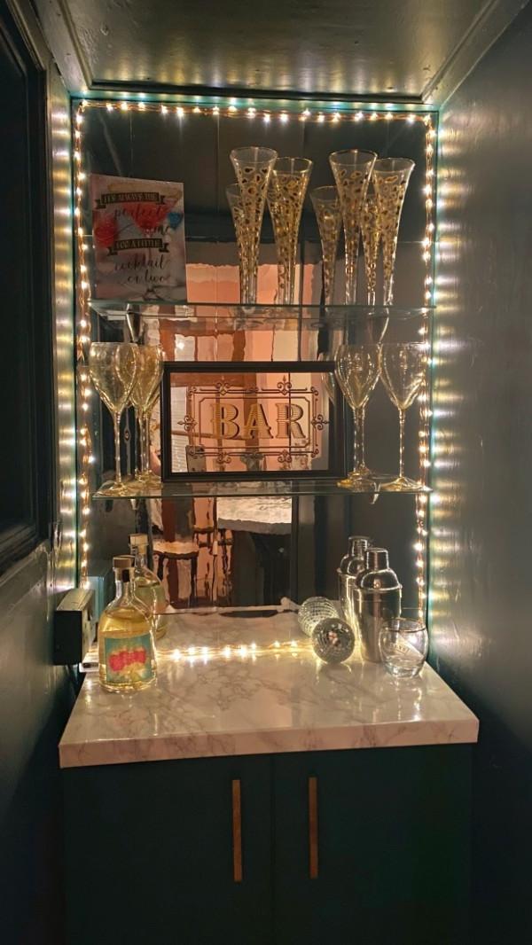 英國夫婦翻新房子，敲開牆面，發現後面還有一個房間