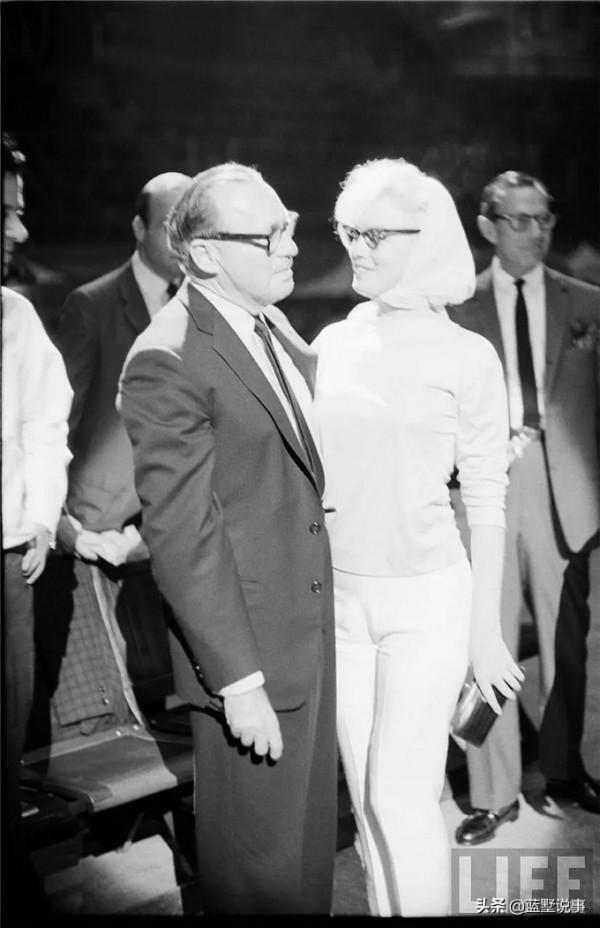 瑪麗蓮·夢露罕見的生活照,忙碌在肯尼迪生日會彩排現場 瑪麗蓮·夢露罕見的生活照,忙碌在肯尼迪生日會彩排現場